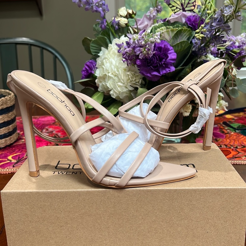Neutral boohoo heels. New-pristine condition.